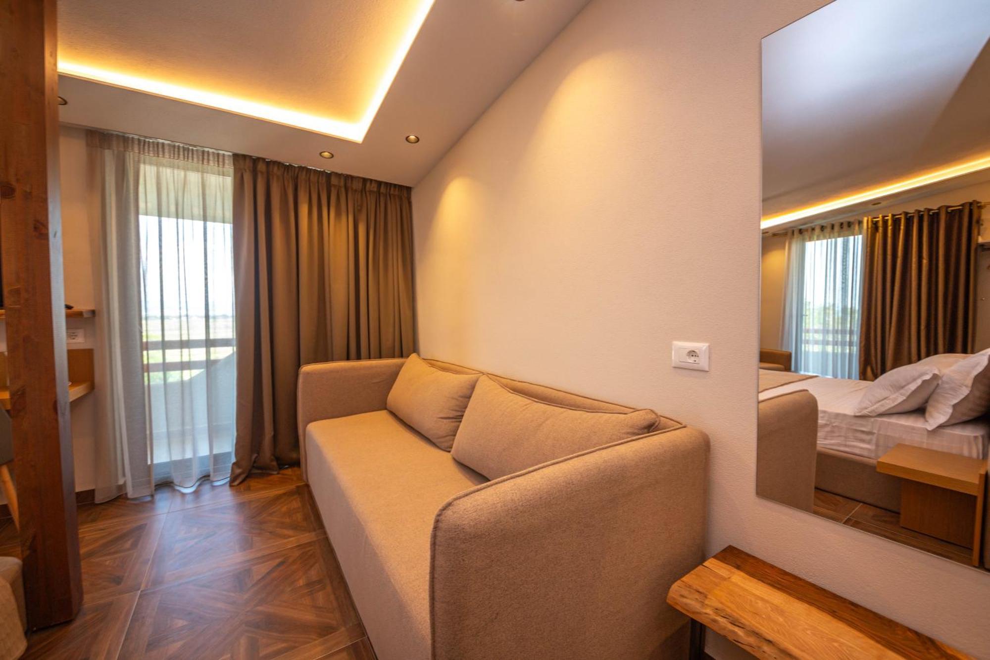 Emara Boutique Hotel Kavaje Luaran gambar